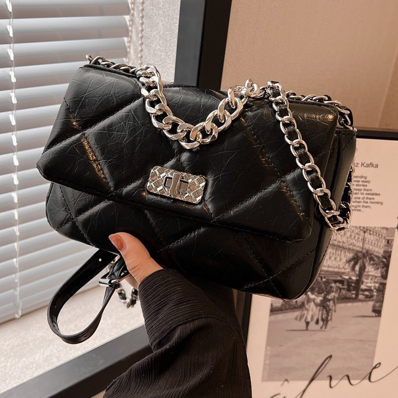 Túi Xách Nữ Đeo Chéo Khoá Xoay Da Mềm Chần Trám.