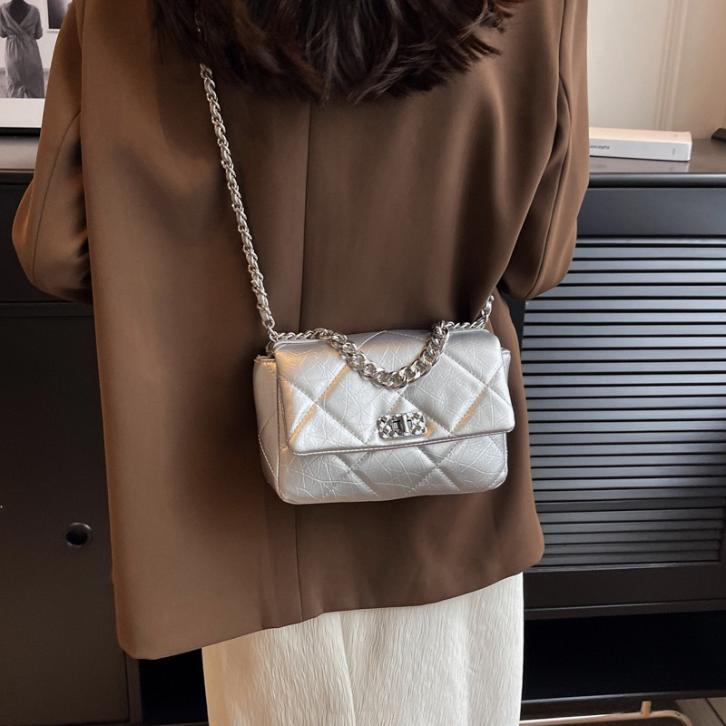 Túi Xách Nữ Đeo Chéo Khoá Xoay Da Mềm Chần Trám.