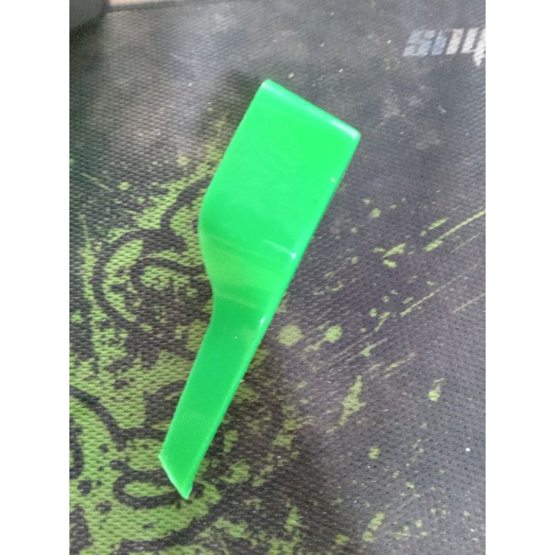 Thìa xúc cám cho chim, gà nhựa siêu bền tiện lợi