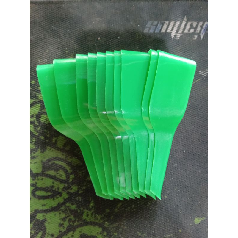 Thìa xúc cám cho chim, gà nhựa siêu bền tiện lợi