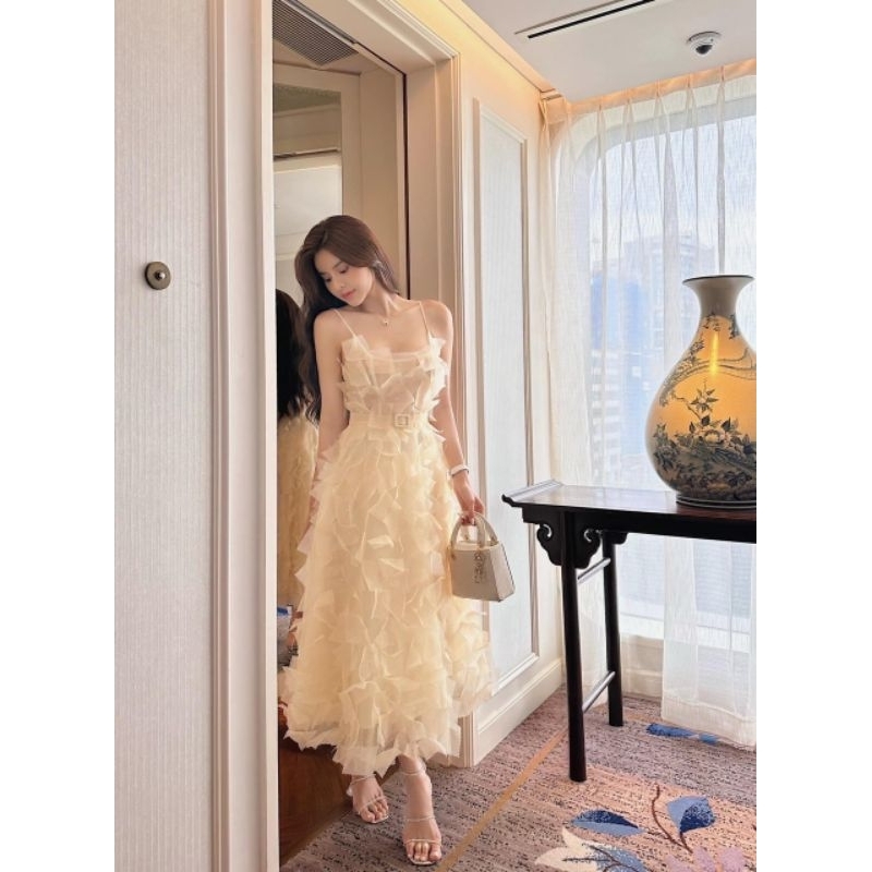 Đầm maxi 2 dây đính hoa hack eo con kiến và tôn trọn đôi chân thon thả của nàng