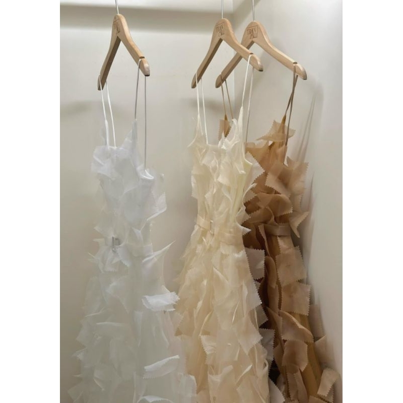 Đầm maxi 2 dây đính hoa hack eo con kiến và tôn trọn đôi chân thon thả của nàng