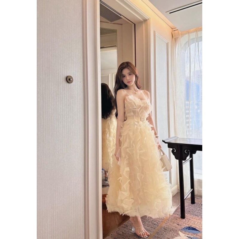 Đầm maxi 2 dây đính hoa hack eo con kiến và tôn trọn đôi chân thon thả của nàng