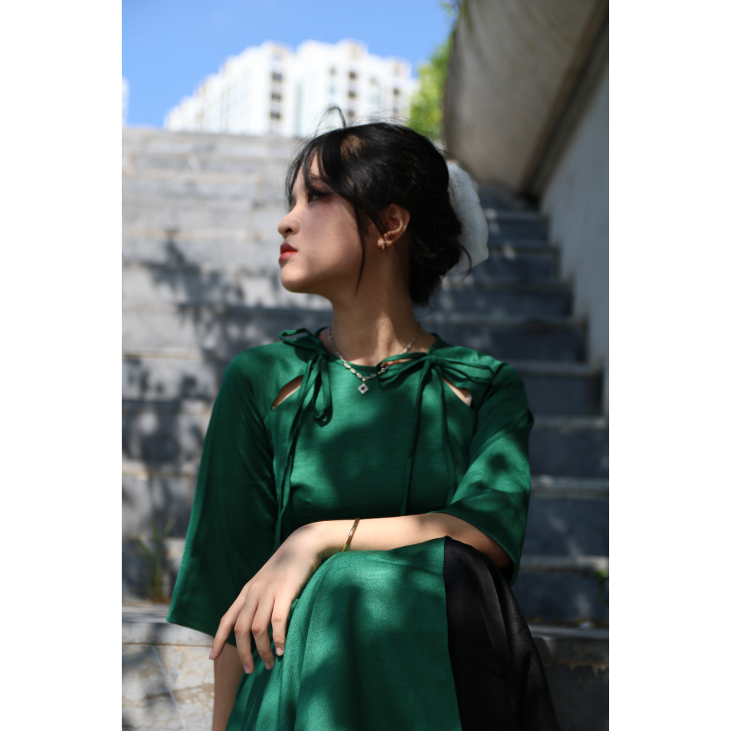 Áo dài cách tân nữ thiết kế thắt nơ vai cổ tròn tay lỡ trơn truyền thống may săn dự tiệc mặc tết màu Xanh Lá - Trà My