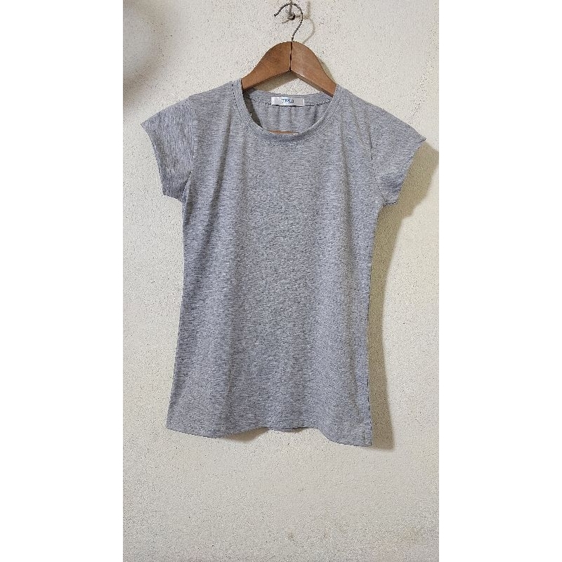 Áo thun nữ màu be và màu xám.