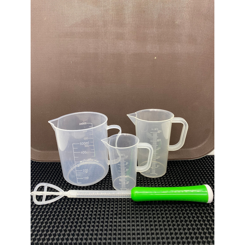 com bo 4 món 1 tạo bọt nhựa 1 ca 100ml. 1 ca 500ml . 1 ca 250ml có quai