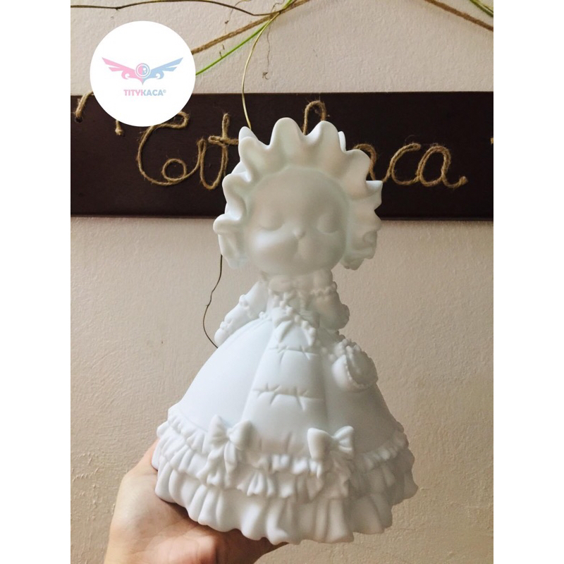 Tượng nhựa tiết kiệm