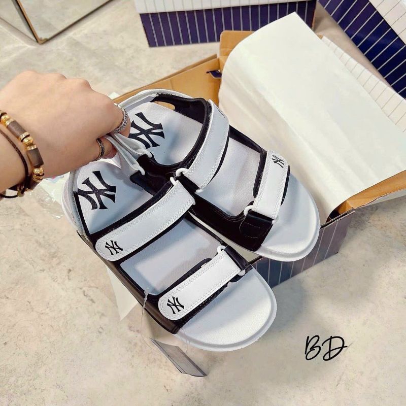 HOT Sandan siêu nhẹ full box )Màu trắng còn 38-39