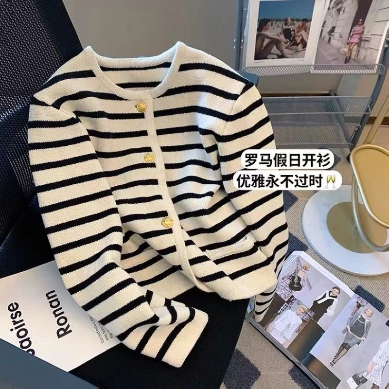 Áo len kẻ phối khuy dáng vừa hàng QC loại 1