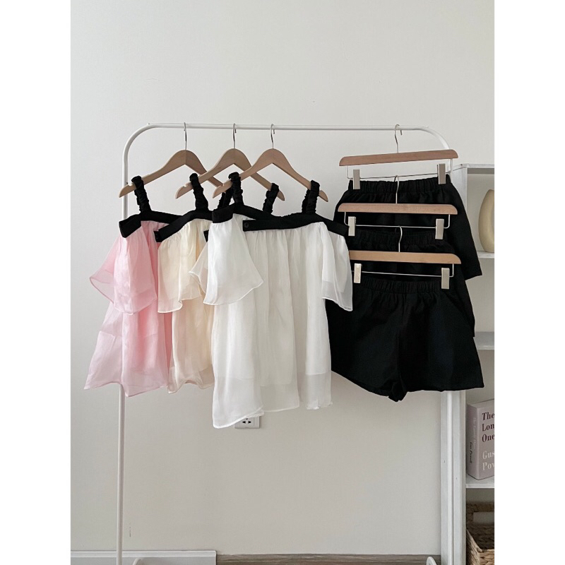 Sét áo trễ vai mix quần sooc phong cách trẻ trung Hàn quốc