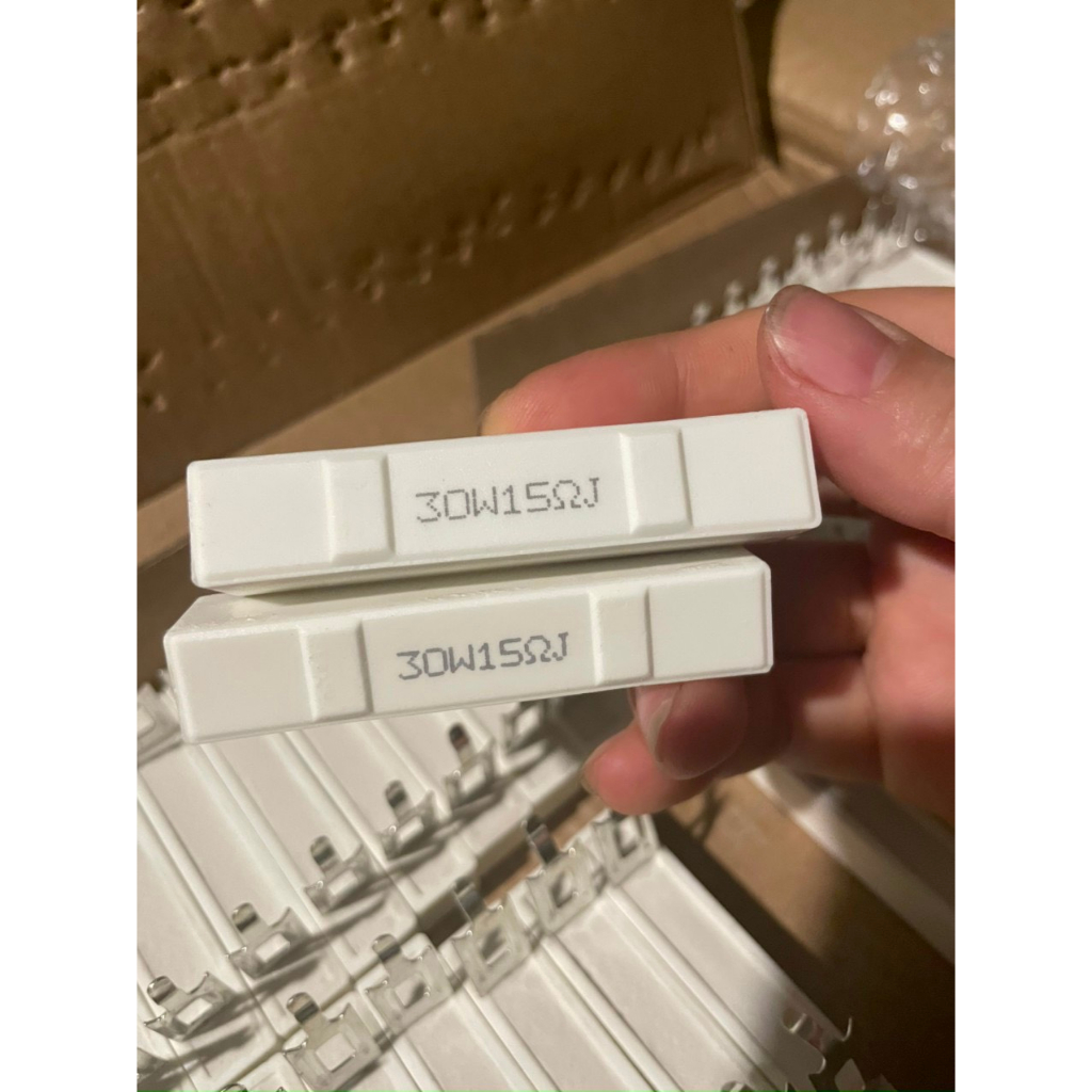 Trở sứ 30W đài loan chân dẹp chuyên cho phân tần loa, cho dán âm thanh