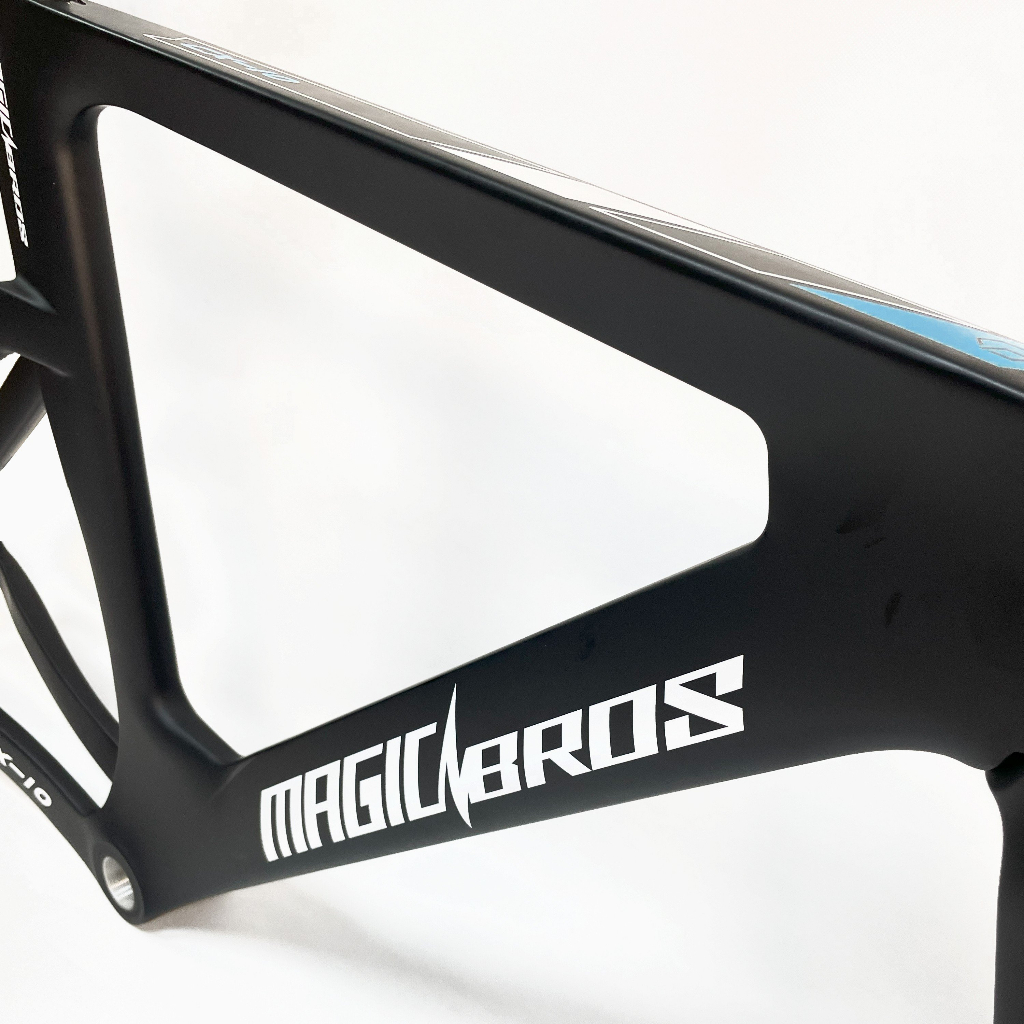 Khung xe đạp Fixed gear Magicbros CX10 carbon màu Đen chữ Trắng