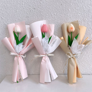  Một bông hoa tulip được bó hoa 🌷 