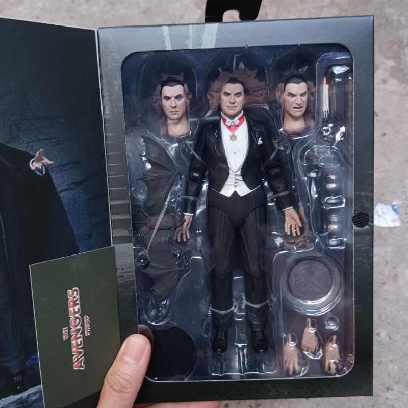 Mô hình NECA Ultimate Dracula có sẵn