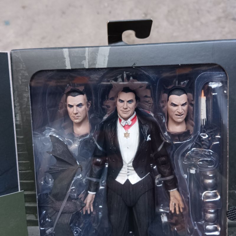 Mô hình NECA Ultimate Dracula có sẵn