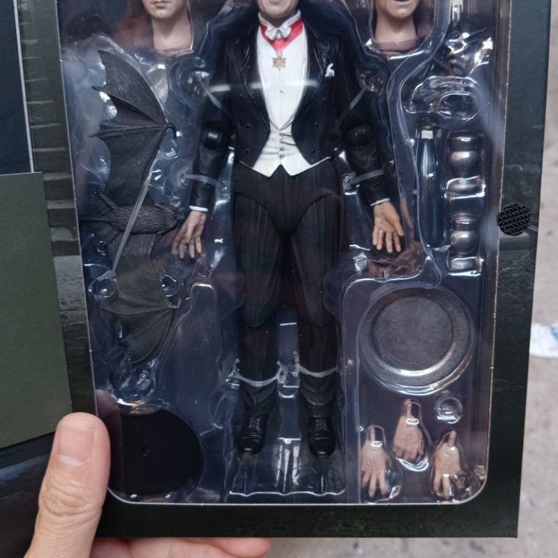 Mô hình NECA Ultimate Dracula có sẵn
