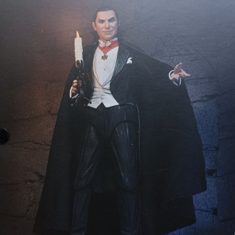 Mô hình NECA Ultimate Dracula có sẵn