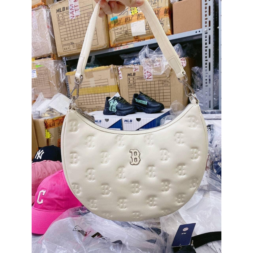Túi Da MLB Classic Monogram Embo Cross Type Hobo Bag Boston Red Sox New York Yankees màu trắng và đen