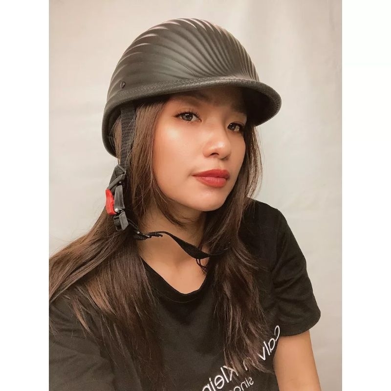 Mũ bảo hiểm vỏ sò đuôi ngựa đen nhám_ mũ bảo hiểm cá tính nam nữ