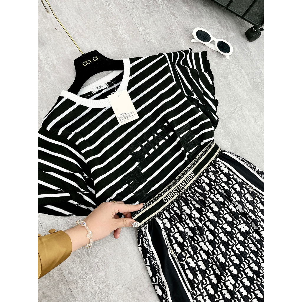 Set Bộ Đồ Nữ Áo Kẻ Tăm Zip Đen Trắng Thêu Dior Tay Tầng Mix Chân Váy Đũi Lụa Phối Bo Túi Khóa Freesize