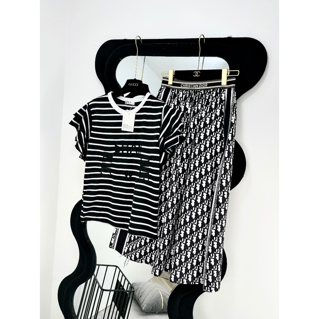 Set Bộ Đồ Nữ Áo Kẻ Tăm Zip Đen Trắng Thêu Dior Tay Tầng Mix Chân Váy Đũi Lụa Phối Bo Túi Khóa Freesize