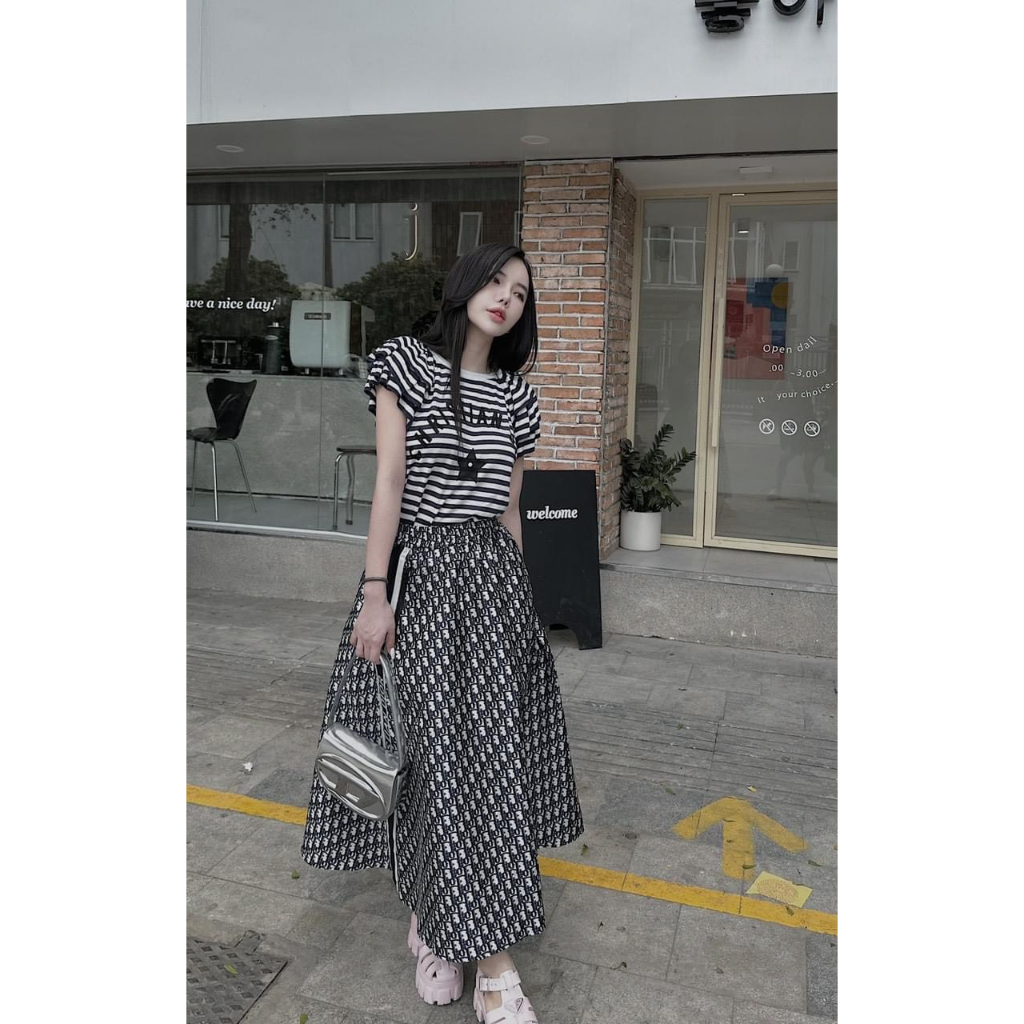 Set Bộ Đồ Nữ Áo Kẻ Tăm Zip Đen Trắng Thêu Dior Tay Tầng Mix Chân Váy Đũi Lụa Phối Bo Túi Khóa Freesize