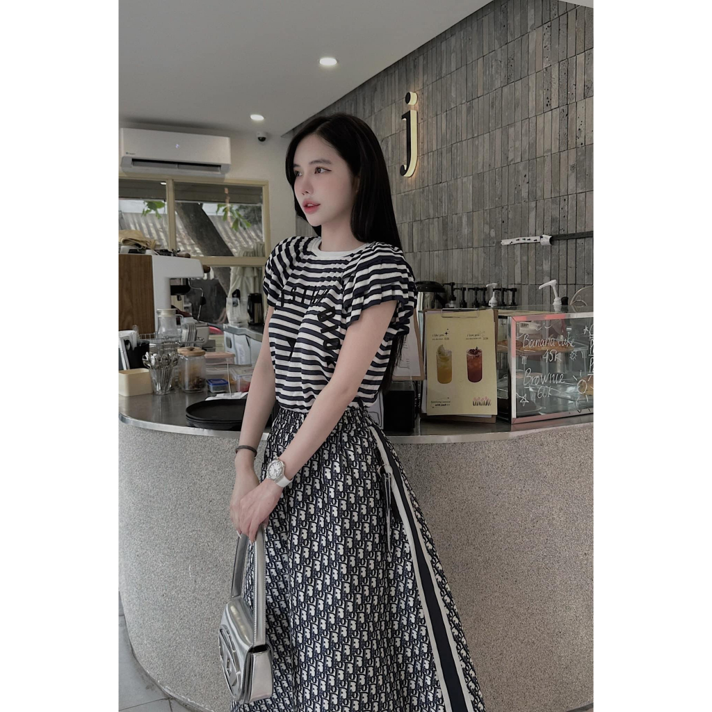 Set Bộ Đồ Nữ Áo Kẻ Tăm Zip Đen Trắng Thêu Dior Tay Tầng Mix Chân Váy Đũi Lụa Phối Bo Túi Khóa Freesize