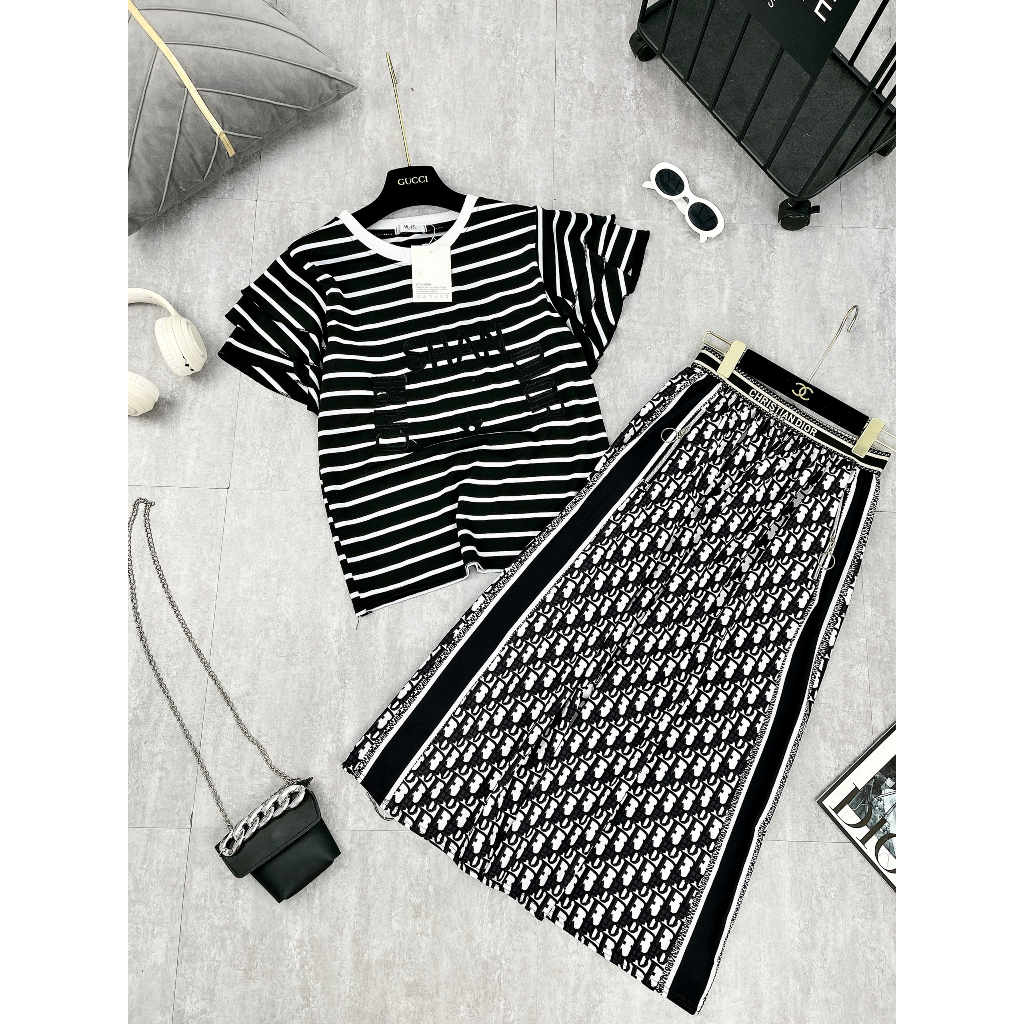 Set Bộ Đồ Nữ Áo Kẻ Tăm Zip Đen Trắng Thêu Dior Tay Tầng Mix Chân Váy Đũi Lụa Phối Bo Túi Khóa Freesize