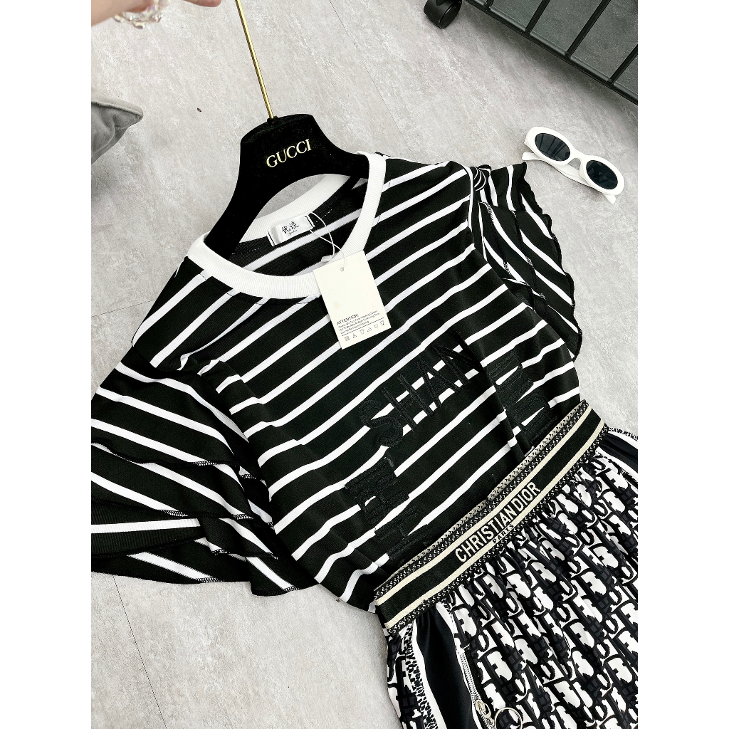 Set Bộ Đồ Nữ Áo Kẻ Tăm Zip Đen Trắng Thêu Dior Tay Tầng Mix Chân Váy Đũi Lụa Phối Bo Túi Khóa Freesize