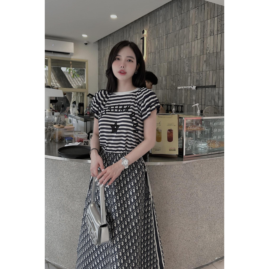 Set Bộ Đồ Nữ Áo Kẻ Tăm Zip Đen Trắng Thêu Dior Tay Tầng Mix Chân Váy Đũi Lụa Phối Bo Túi Khóa Freesize
