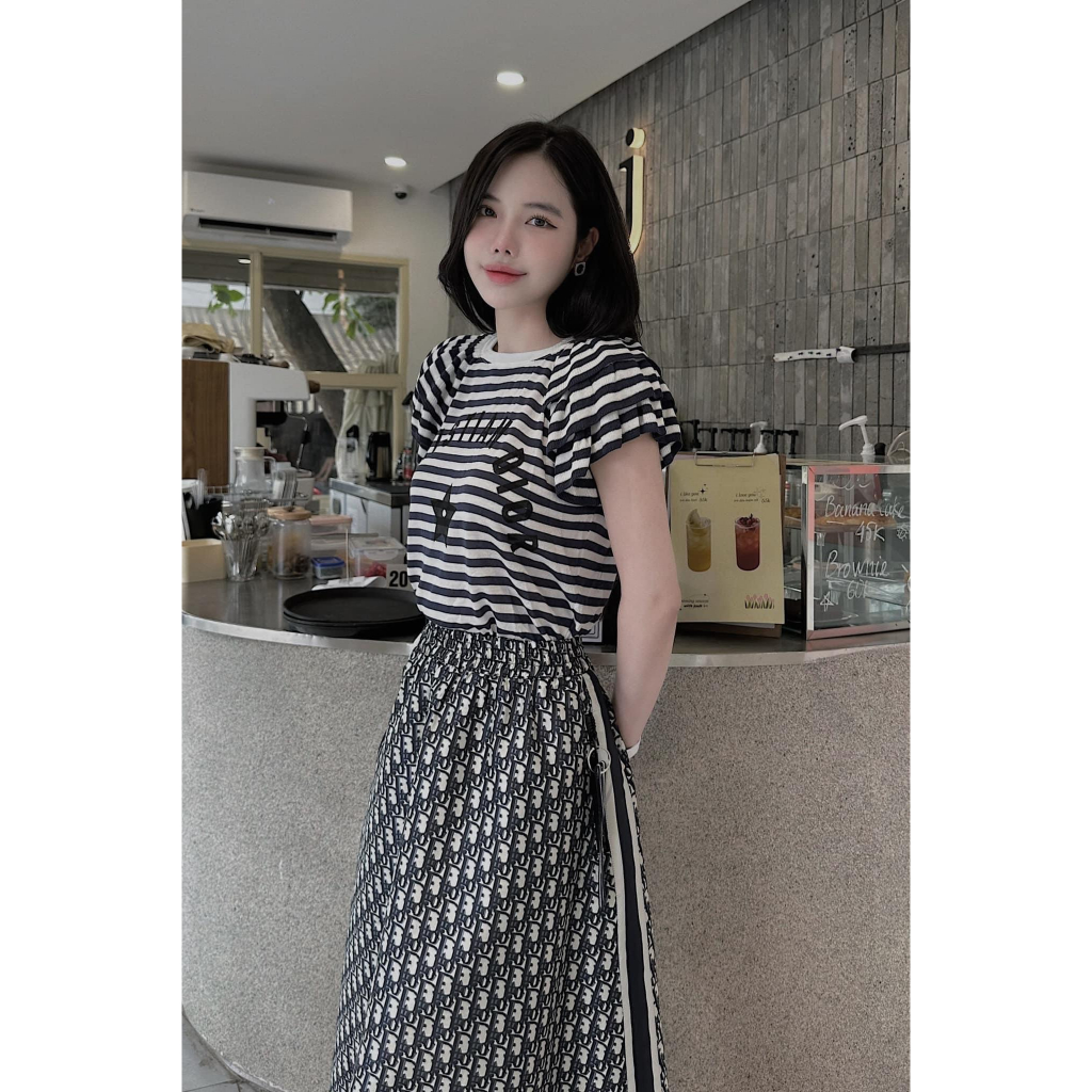 Set Bộ Đồ Nữ Áo Kẻ Tăm Zip Đen Trắng Thêu Dior Tay Tầng Mix Chân Váy Đũi Lụa Phối Bo Túi Khóa Freesize