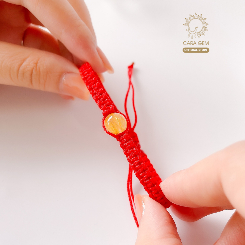 Vòng tay đá Thạch anh tóc vàng hợp mệnh Thổ, Kim mang lại bình an Cara Gem CR41