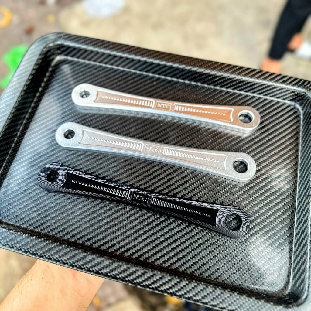 Pát giữ má đùm sau nhôm 7075 Gắn Exciter 135 4s