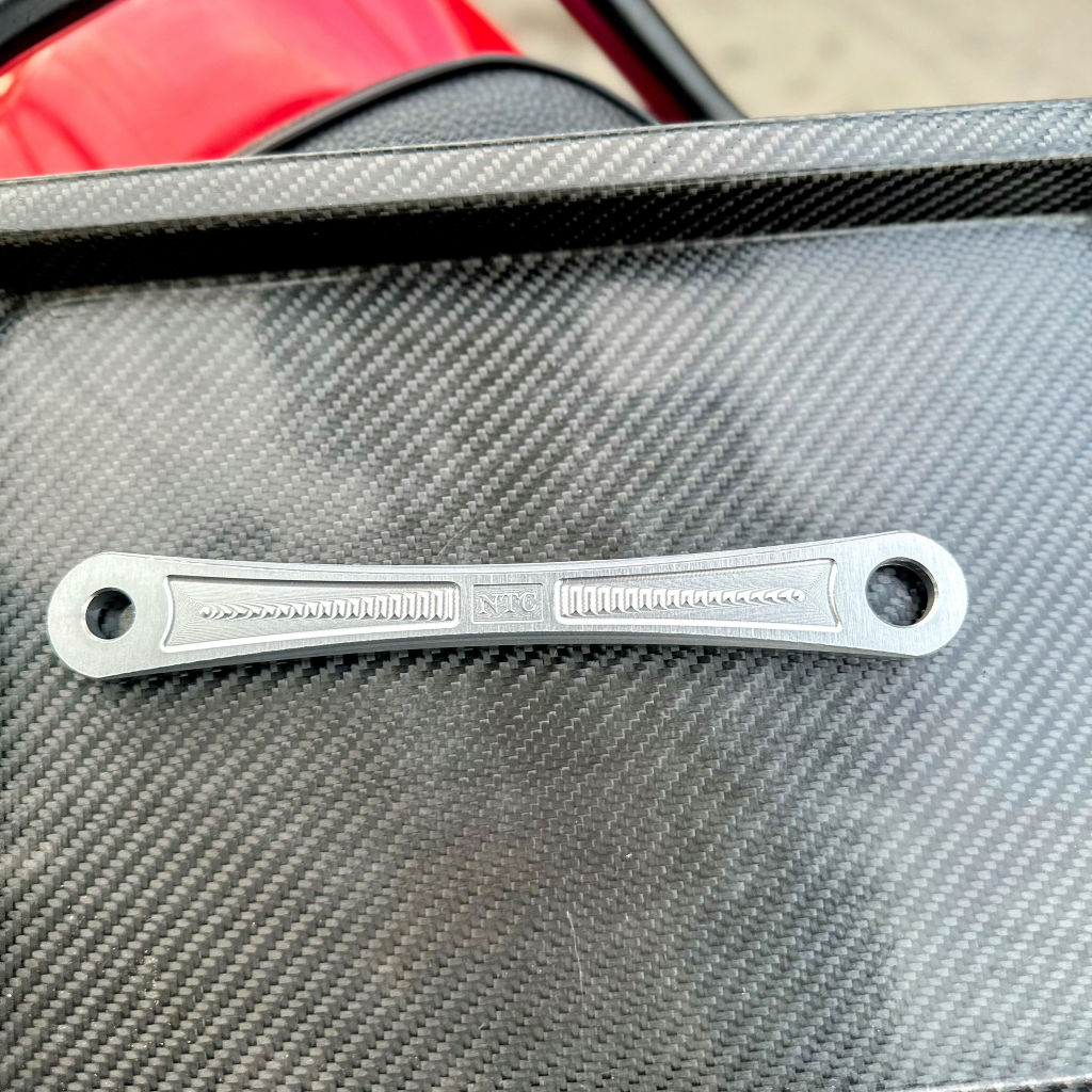 Pát giữ má đùm sau nhôm 7075 Gắn Exciter 135 4s