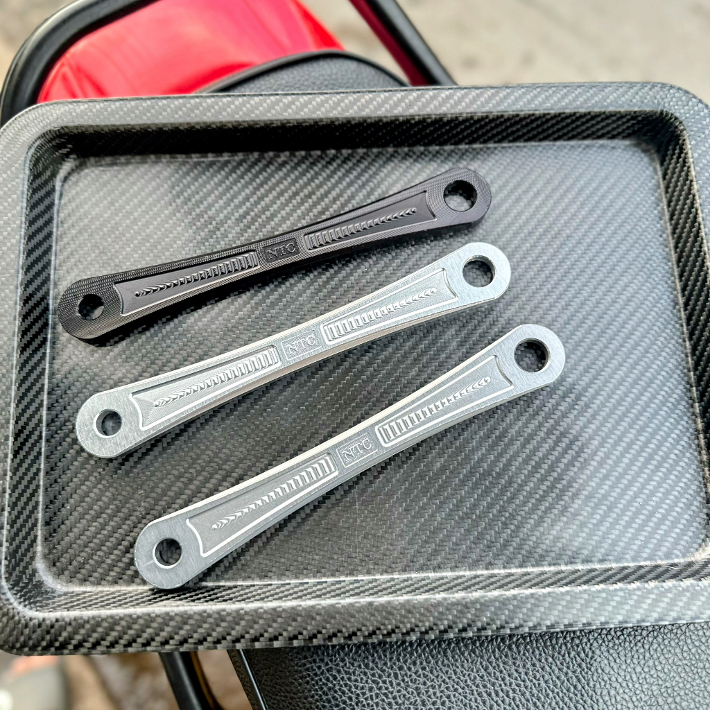 Pát giữ má đùm sau nhôm 7075 Gắn Exciter 135 4s