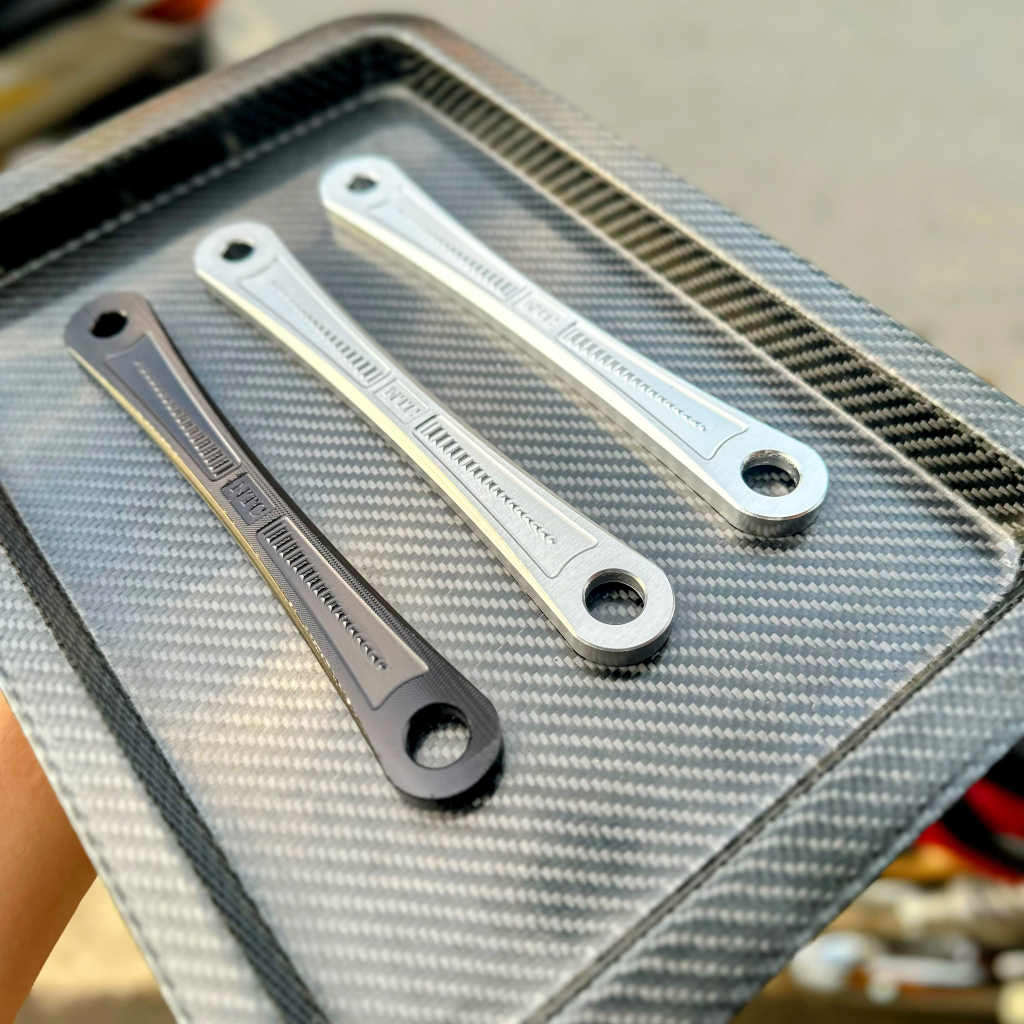 Pát giữ má đùm sau nhôm 7075 Gắn Exciter 135 4s