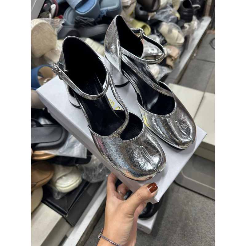 Giày móng ngựa bạc quai chéo gót trụ mai phương bùi