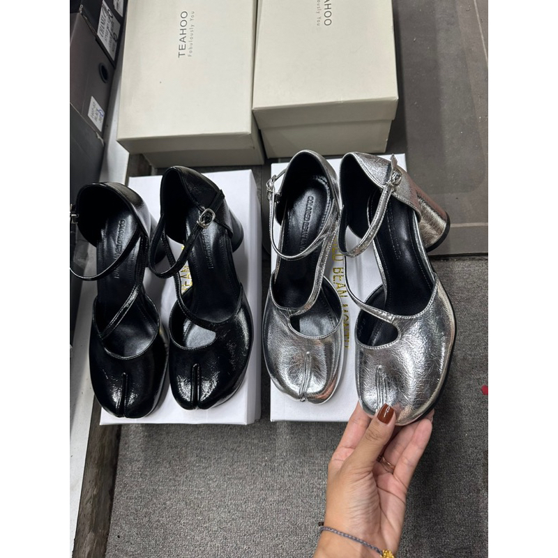 Giày móng ngựa bạc quai chéo gót trụ mai phương bùi