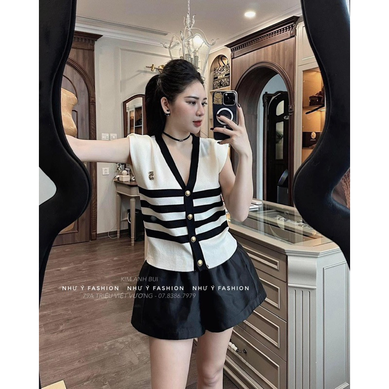Áo len kẻ sát nách Kim Anh Bùi
