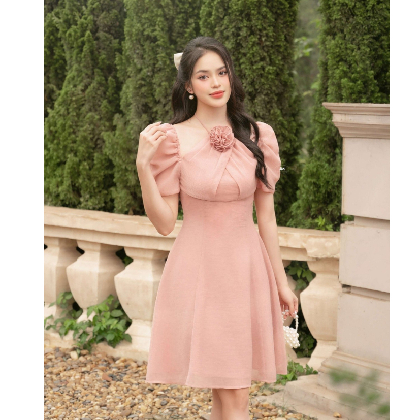 JM Dress Desgin - Đầm cổ yếm cài hoa 1S64.2304WF