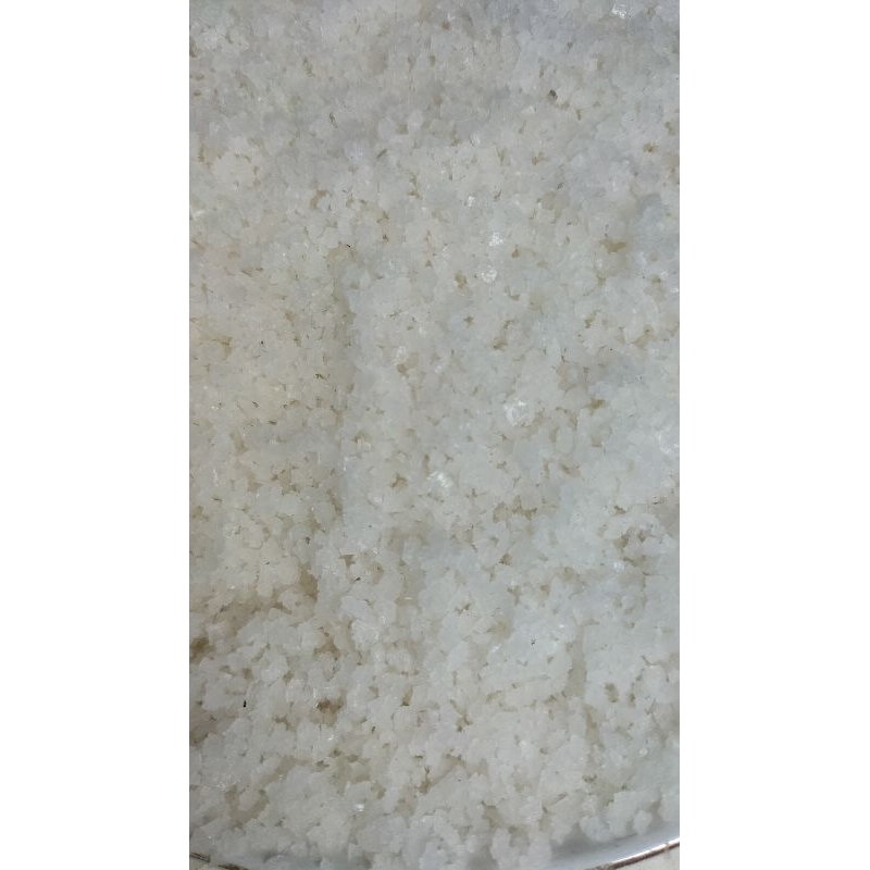 Muối hạt thô làm từ phương pháp thủ công phơi cát