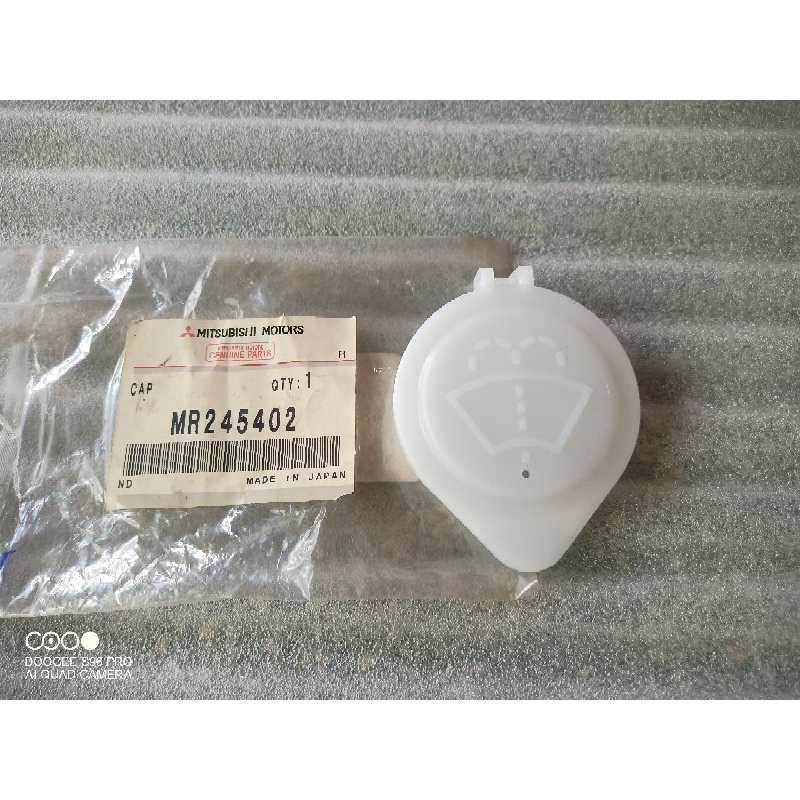Nắp bình nước rửa kính (Cap winshield washer tank filler) Pajero V73 MR245402