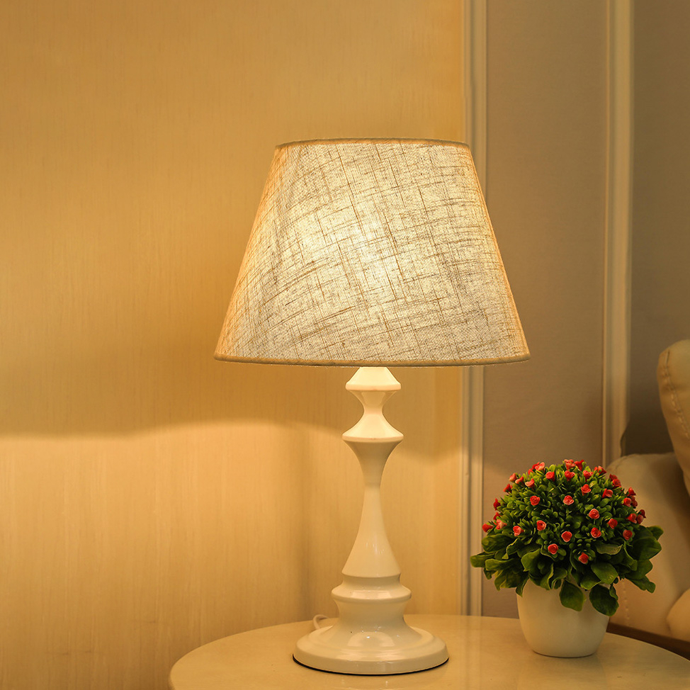 Đèn ngủ để bàn trang trí phòng khách phòng ngủ HT SHOP chao vải gai dầu sang trọng DN088