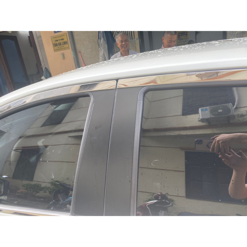 Viền cong kính + nẹp chân kính inox xe Nissan Almera 2022 2023 2024 trang trí xe sáng đẹp