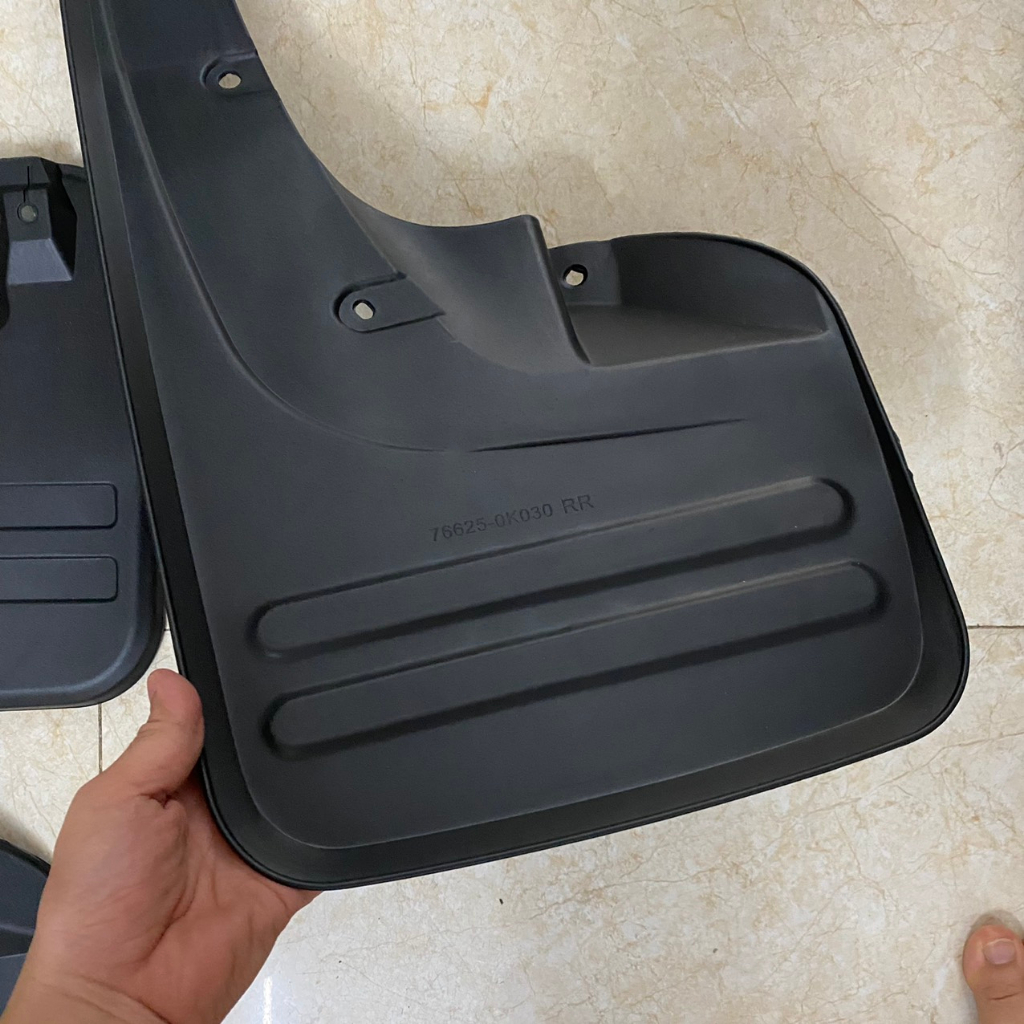 Bộ 4 Chắn bùn xe Fortuner 2007 đến 2015 chất liệu nhựa dẻo, hạn chế bùn đất văng lên thân xe - Hellooto