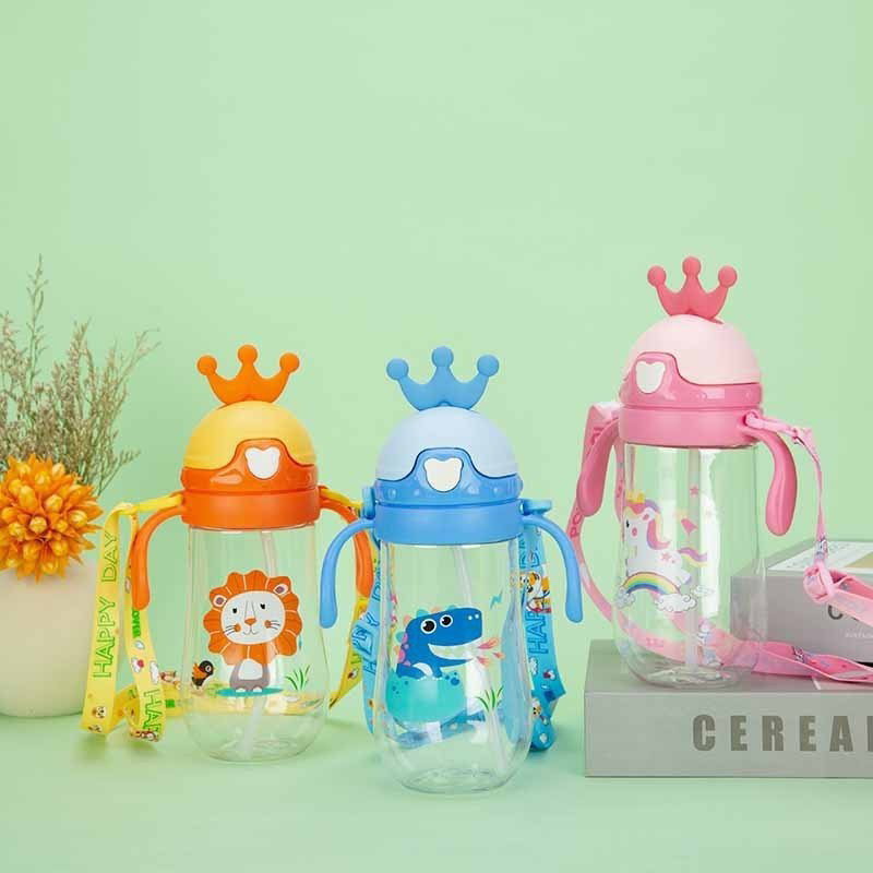 Bình nước ống hút trẻ em 450ml, bình cho bé hình sương miện dễ thương có dây đeo tiện lợi an toàn