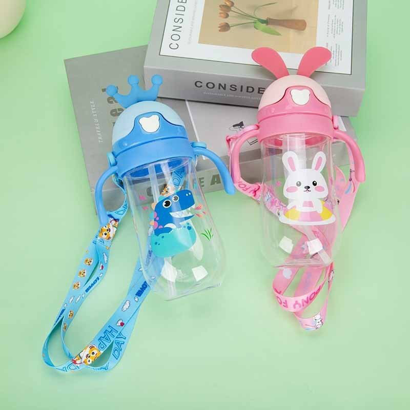 Bình nước ống hút trẻ em 450ml, bình cho bé hình sương miện dễ thương có dây đeo tiện lợi an toàn