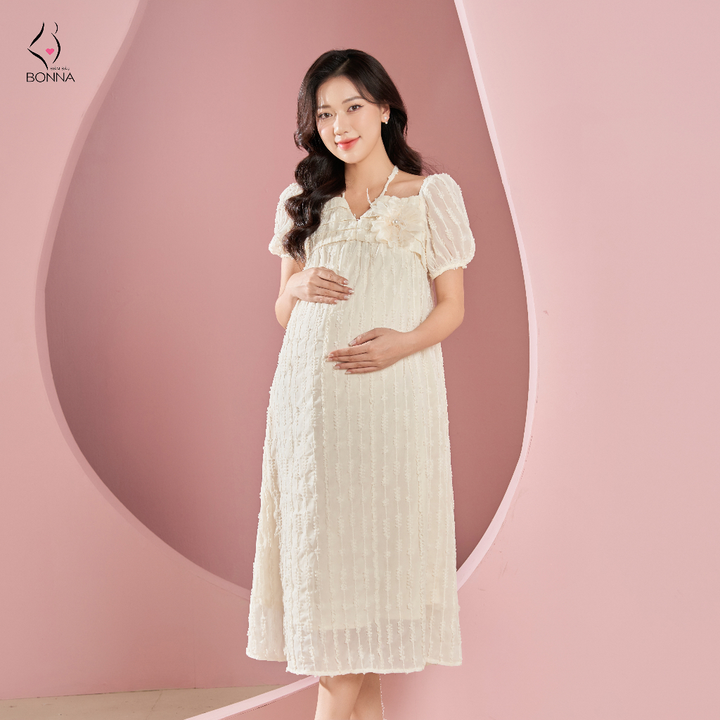 Váy bầu thiết kế BONNA thanh lịch, nữ tính, chất voan cát thêu họa tiết ren nổi phối cùng một bông hoa bản to VS410