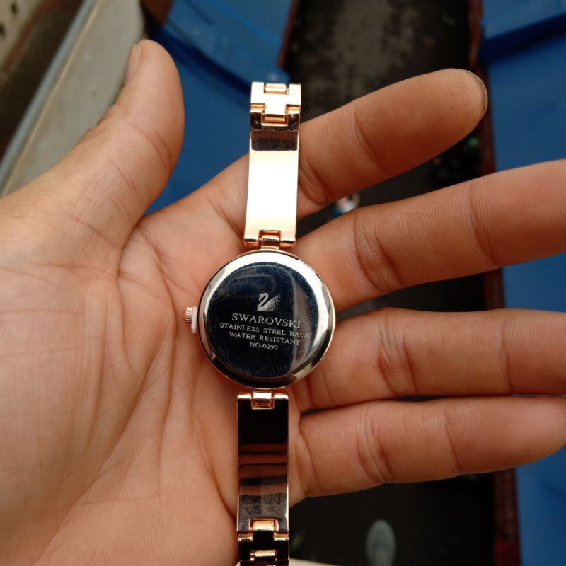 Đồng hồ nữ mặt tròn dây thép đặc.