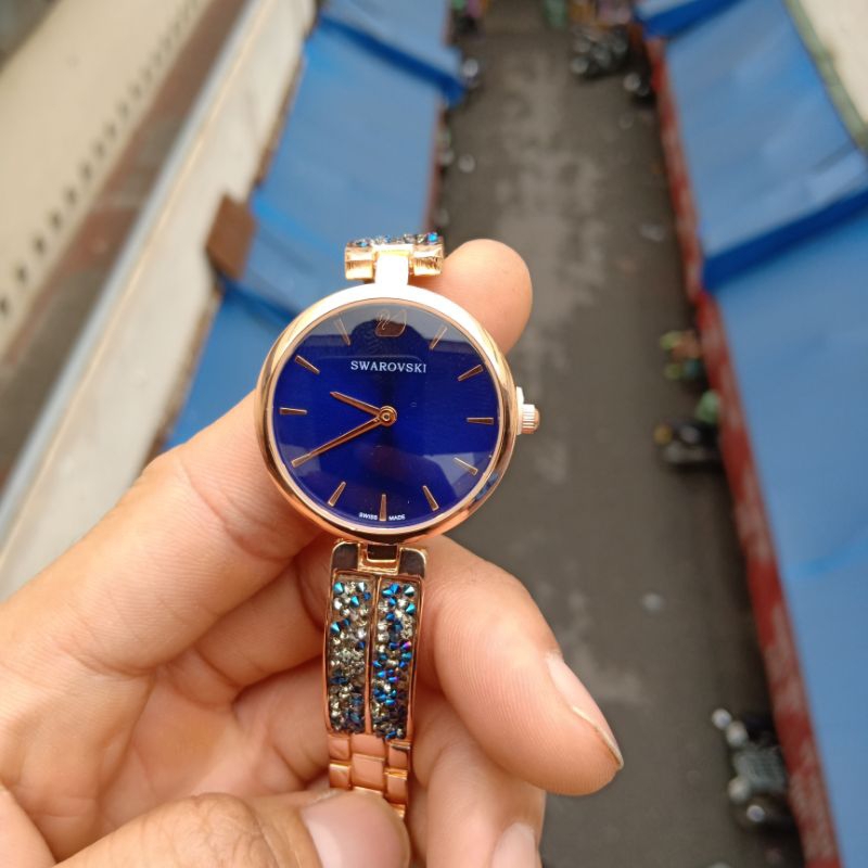 Đồng hồ nữ mặt tròn dây thép đặc.